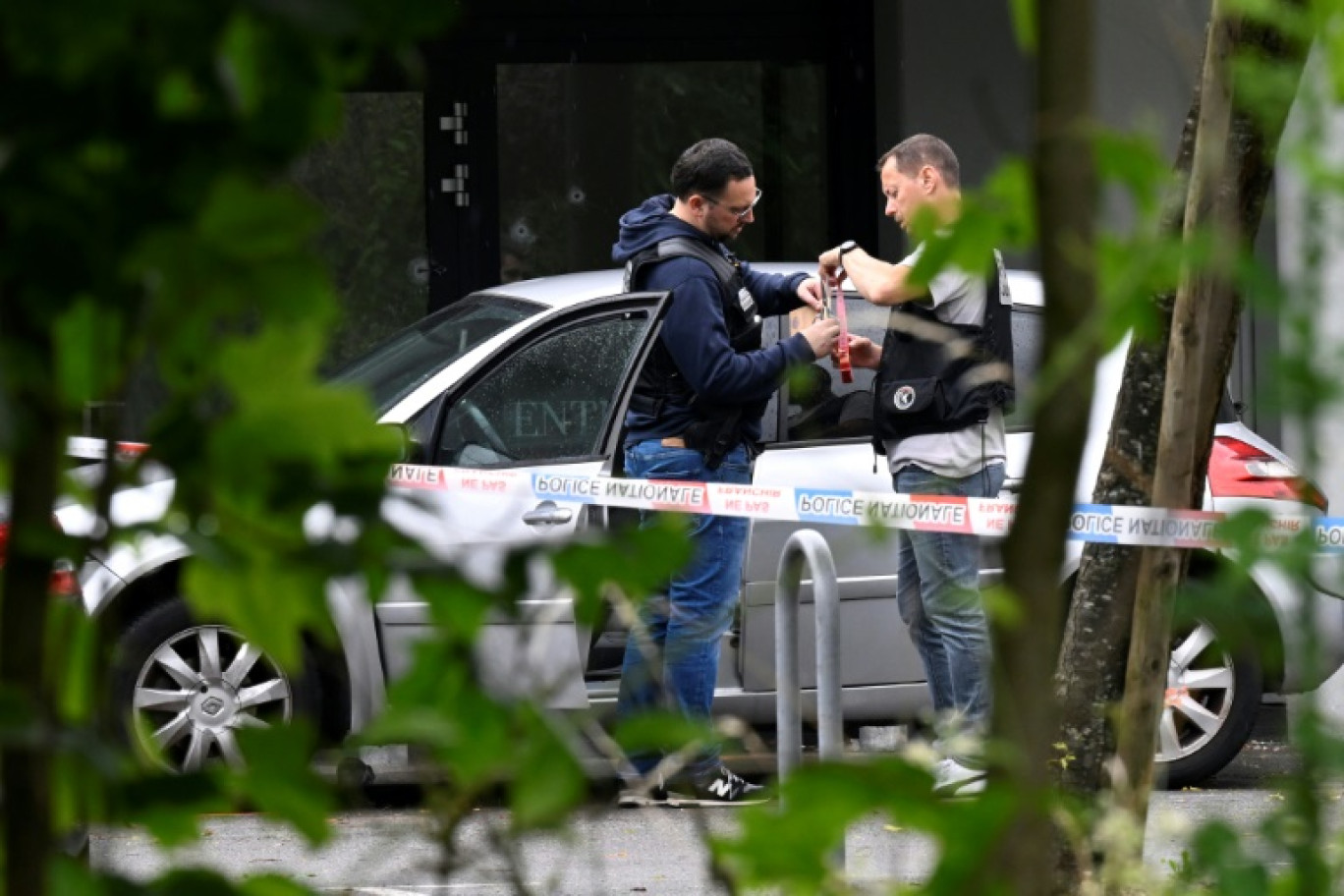 Des policiers sur le site de la fusillade intervenue la nuit précédente lors d'un mariage à Thionville en Moselle le 30 juin 2024 © Jean-Christophe VERHAEGEN