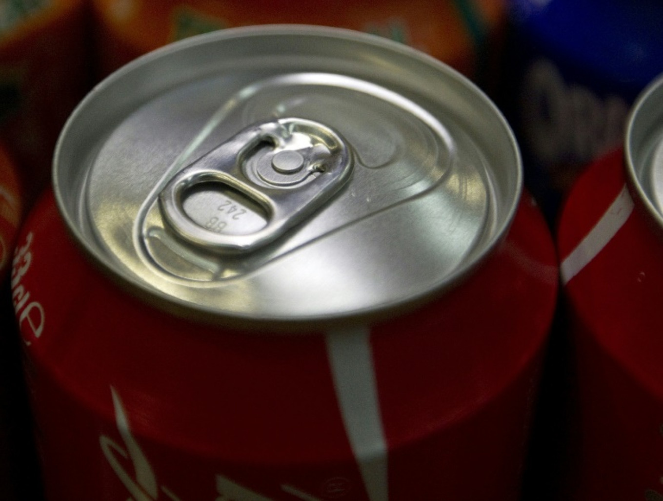 Les canettes de 33 cl de Coca-Cola Cherry distribuées par l'enseigne B&M en France ont fait l'objet d'une mesure de rappel de la part des autorités en raison d'un risque pour la santé © JOEL SAGET