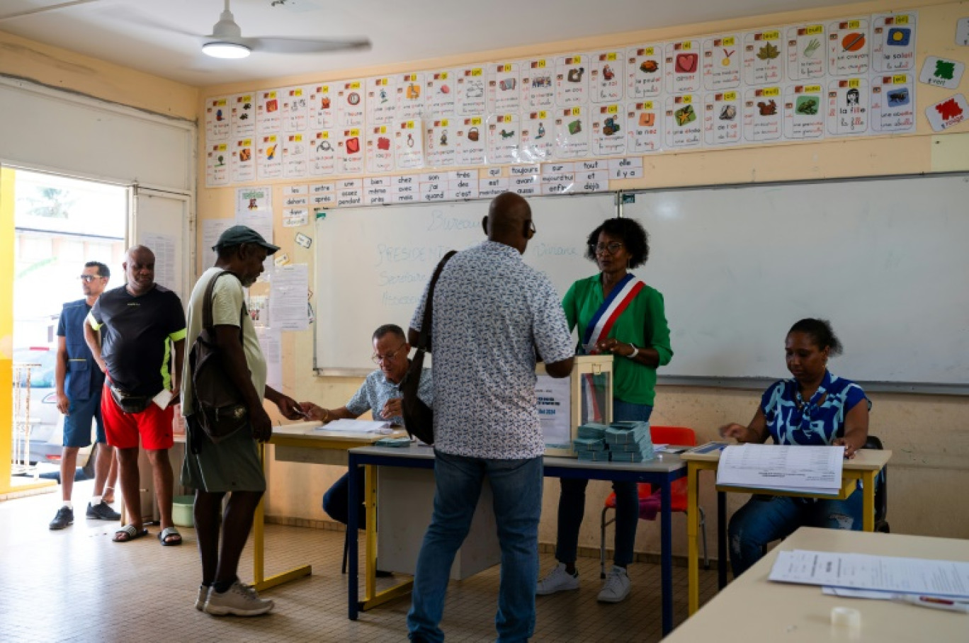 Dans un bureau de vote à Sainte-Rose en Guadeloupe, le 29 juin 2024 © Carla Bernhardt