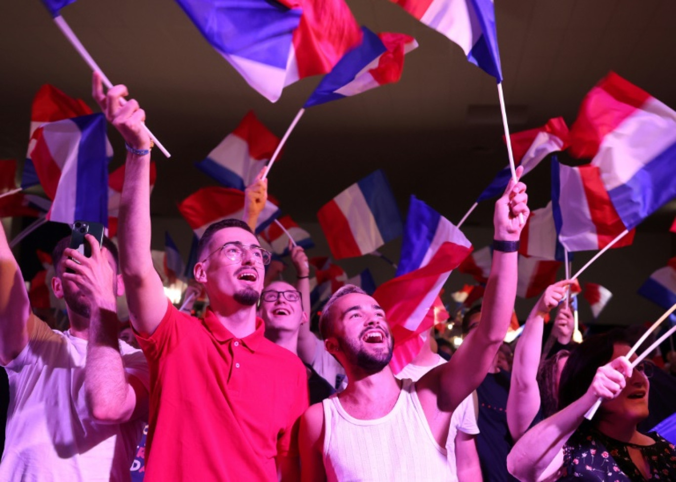 Des partisans du Rassemblement national (RN) fêtent l'annonce des résultats du 1er tour des législatives donnant le RN largement en tête, le 30 juin 202 à Hénin-Beaumont, dans le Pays-de-Calais © FRANCOIS LO PRESTI