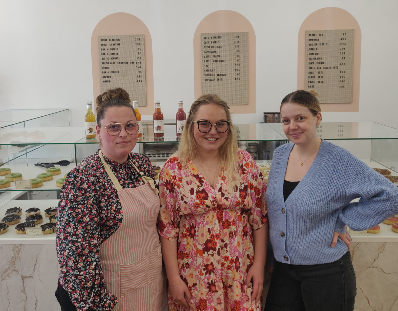 Léa Paquintin (au centre) et ses deux salariées Marine et Emeline dans la boutique Louise Donut’s de Breteuil. (c)Aletheia Press / DLP