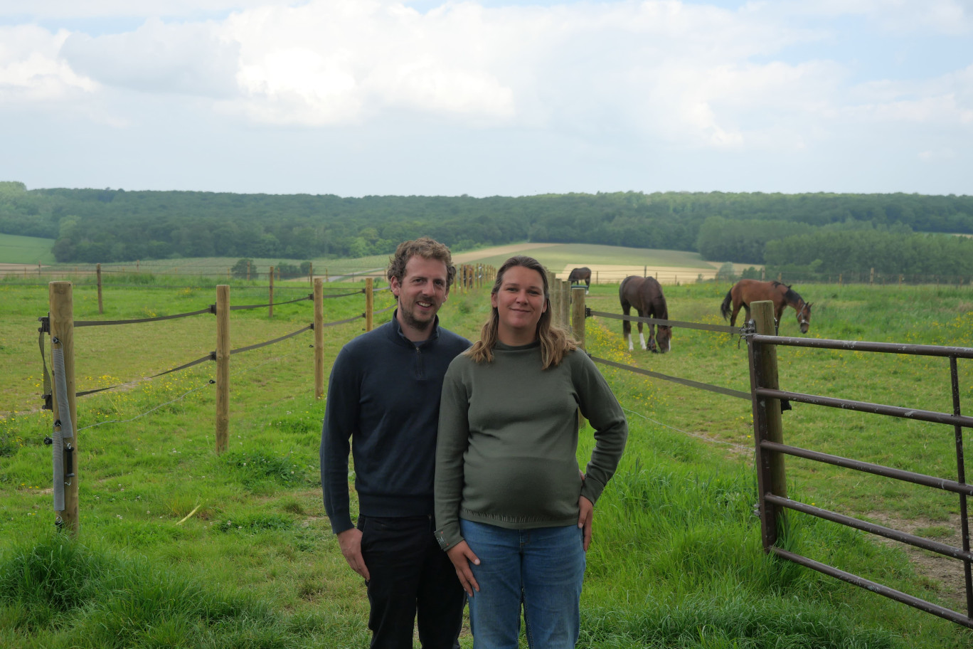 Depuis leur ferme, Agathe et Bastien Bayard peuvent accéder directement à la forêt d’Eperlecques. (© Aletheia Press  / Valentin De Poorter)