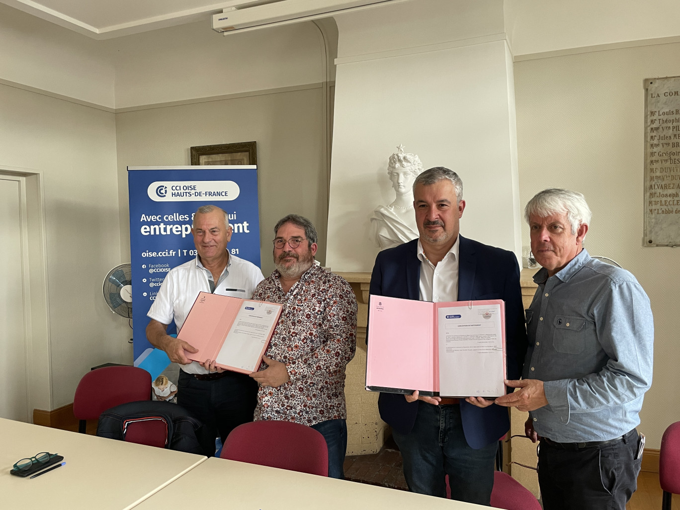 Lionel OLLIVIER, Président de la Communauté de Communes du Clermontois (CCC) et Philippe BERNARD, Président de la Chambre de commerce et d’industrie de l’Oise (CCI) ainsi que Philippe MAUGER, Maire de Mouy et David BELVAL, Maire de Bury ont signé une convention de partenariat en faveur du développement économique du territoire.