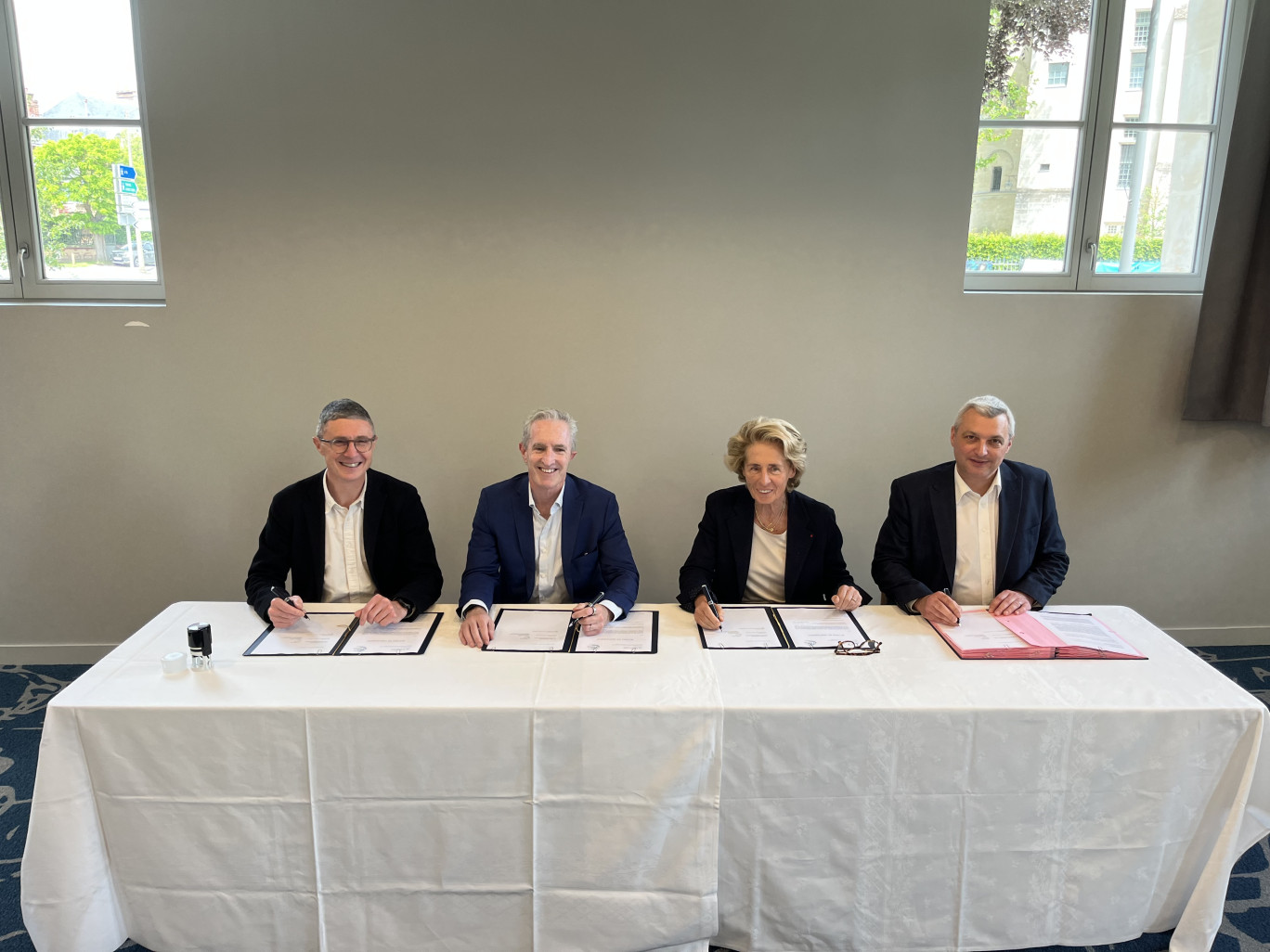 Caroline Cayeux et Aymeric Bourleau ont signé un partenariat avec l'École des Ponts Business School.