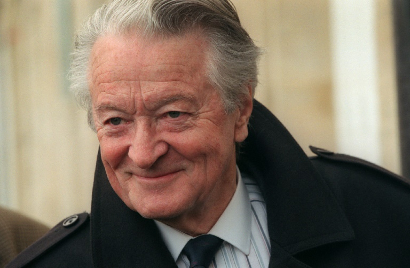 Roland Dumas, 77 ans, quitte son domicile, le 01 mars 2000 à Paris. © JOEL ROBINE