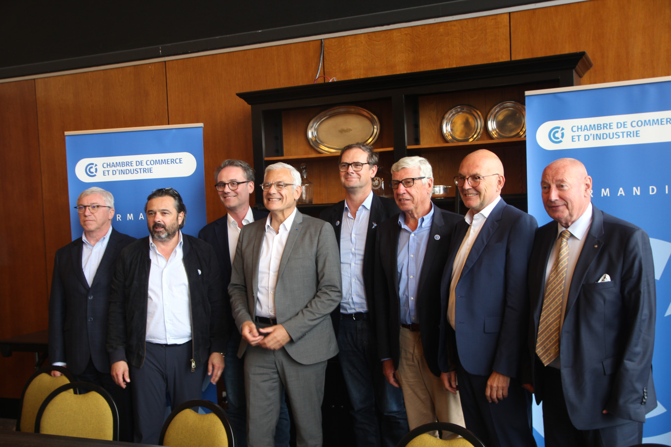 Alain Di Crescenzo (en gris au centre) et Vincent Laudat (à sa gauche), entourés des présidents des CCI territoriales (de g. à dr.) : Manuel Le Roux (Caen Normandie), Olivier Rousseille (Rouen Normandie), Jean-Michel Costasèque (Portes de Normandie), Daniel Dufeu (Ouest Normandie), Yves Lefebvre (Seine Estuaire) et Patrick Coquelet (Dieppe). (© Aletheia Press, B.Delabre)