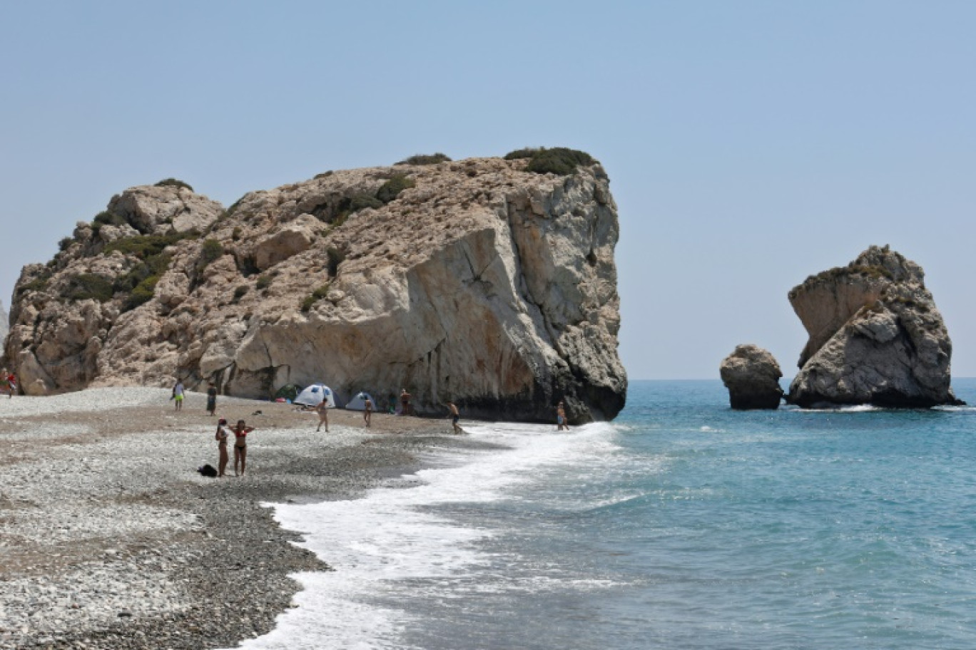 Vue générale de Petra Tou Romiou ou le rocher d'Aphrodite, dans la région de Paphos, dans le sud-ouest de l'île méditerranéenne de Chypre, le 21 août 2020 © Christina ASSI