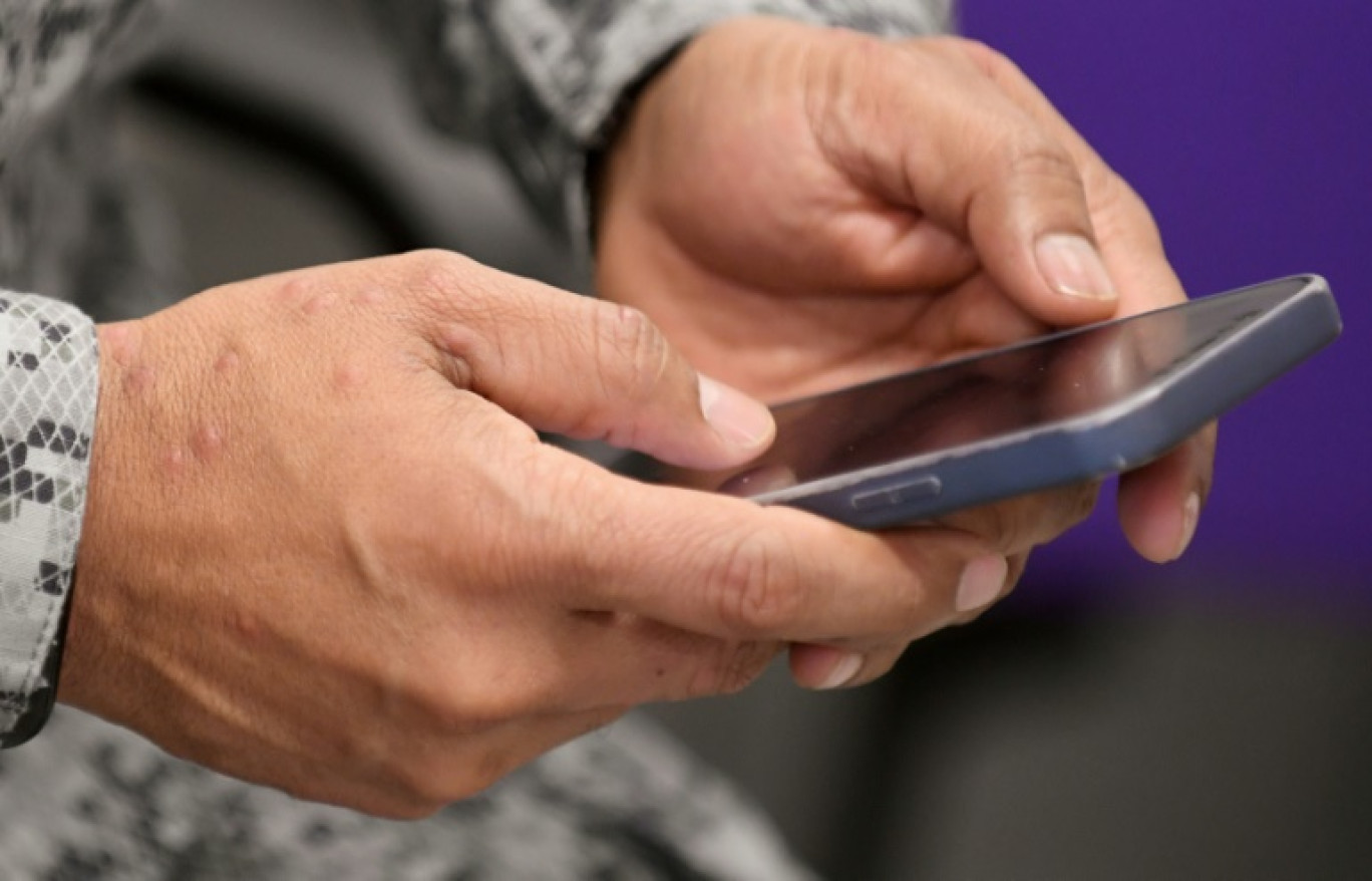 Pour éviter les arnaques téléphoniques telles que les appels de faux conseillers bancaires, si "vous avez un doute: vous coupez et vous appelez" © Daniel MUNOZ