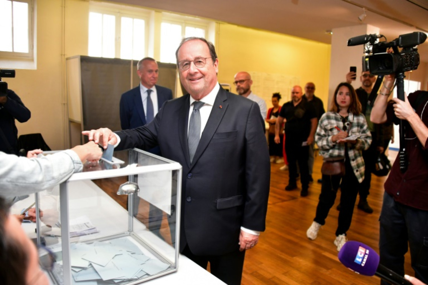 L'ex-président socialiste François Hollande vote au second tour des élections législatives, le 7 juillet 2024 à in Tulle, en Corrèze © Pascal LACHENAUD