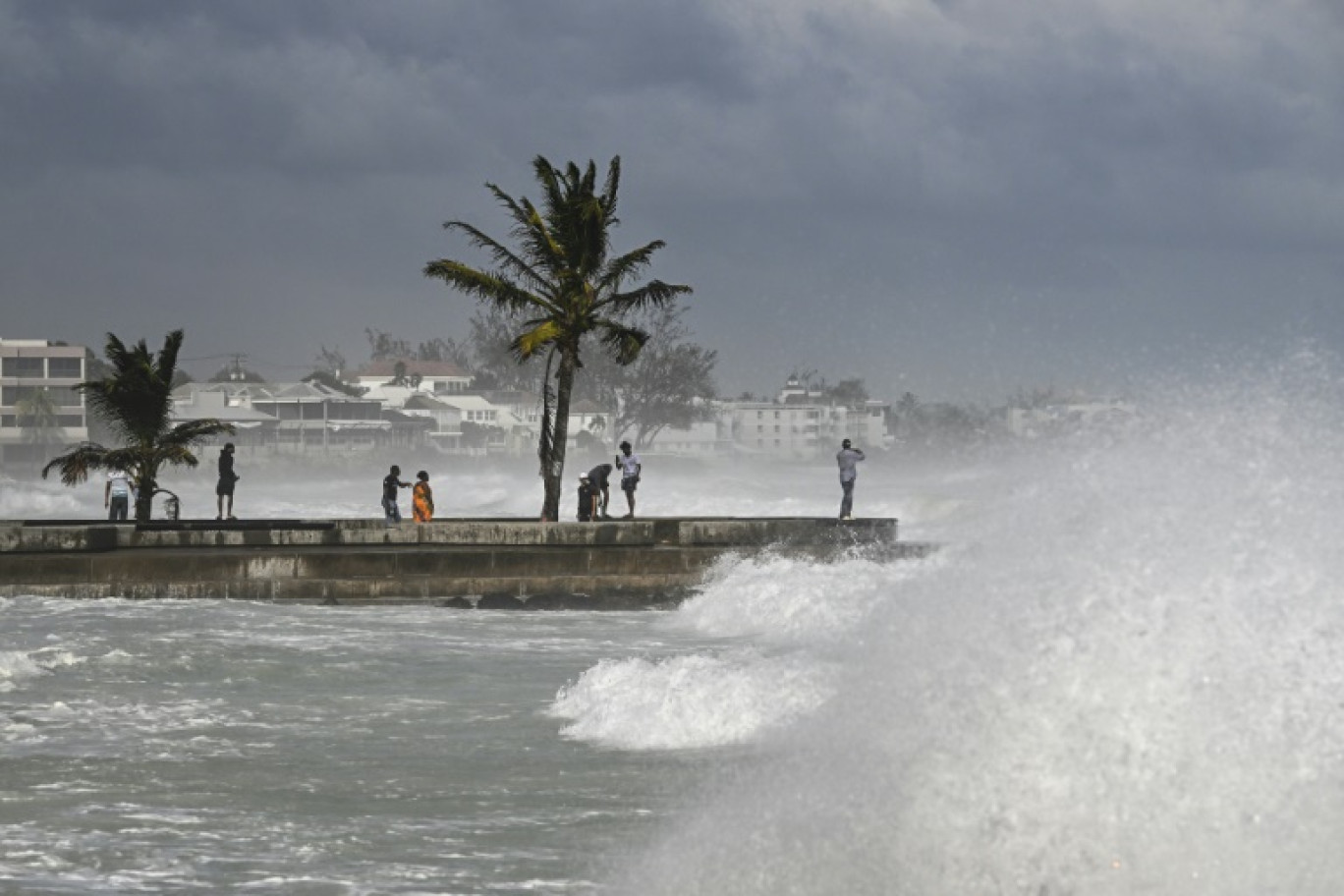 Les portes et fenêtres d'une maison protégées par des panneaux en bois avant l'arrivée de l'ouragan Béryl, le 3 juillet 2024 à Cancun, au Mexique © Elizabeth Ruiz