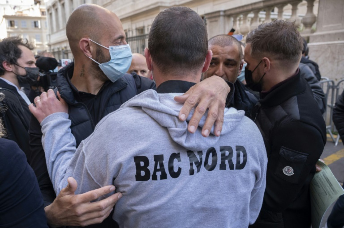 L'ex-policier de la Bac de Nord de Marseille Sébastien Soulé devant le palais de justice de la ville, le 22 avril 2021 © Christophe SIMON