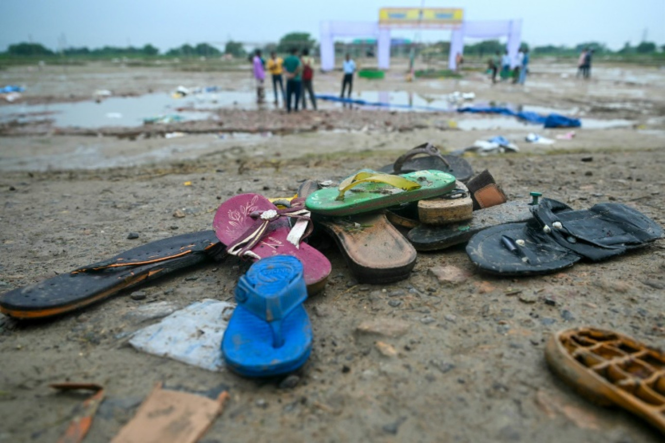 Des tongues sur le site d'une bousculade meurtrière pendant un rassemblement hindou à Hathras, dans l'Etat de l'Uttar Pradesh, le 3 juillet 2024 en Inde © Arun SANKAR