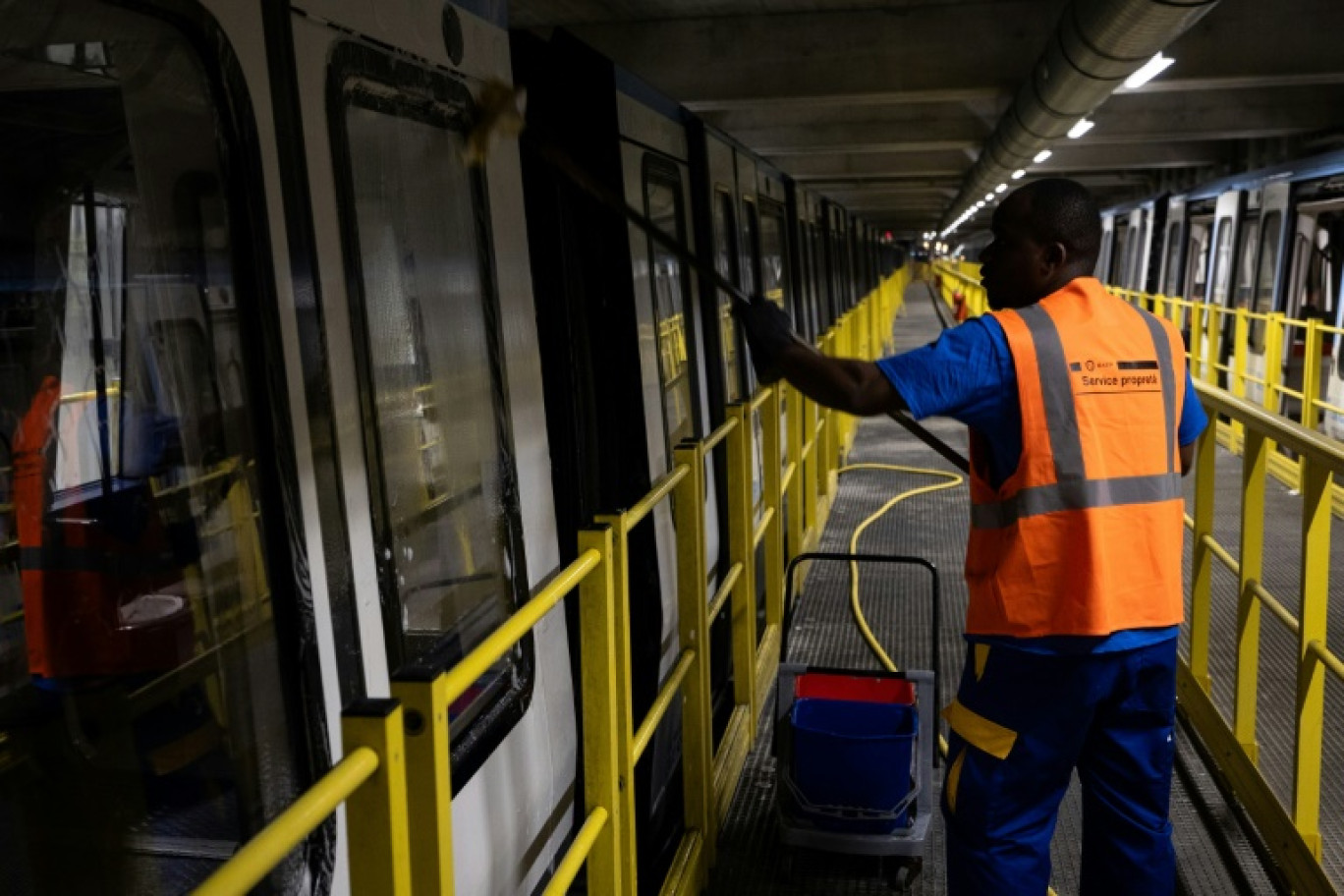 Un employé nettoie une voiture du métro de la ligne 14, le 2 juillet 2024 à Saint-Ouen,près de Paris © Alain JOCARD