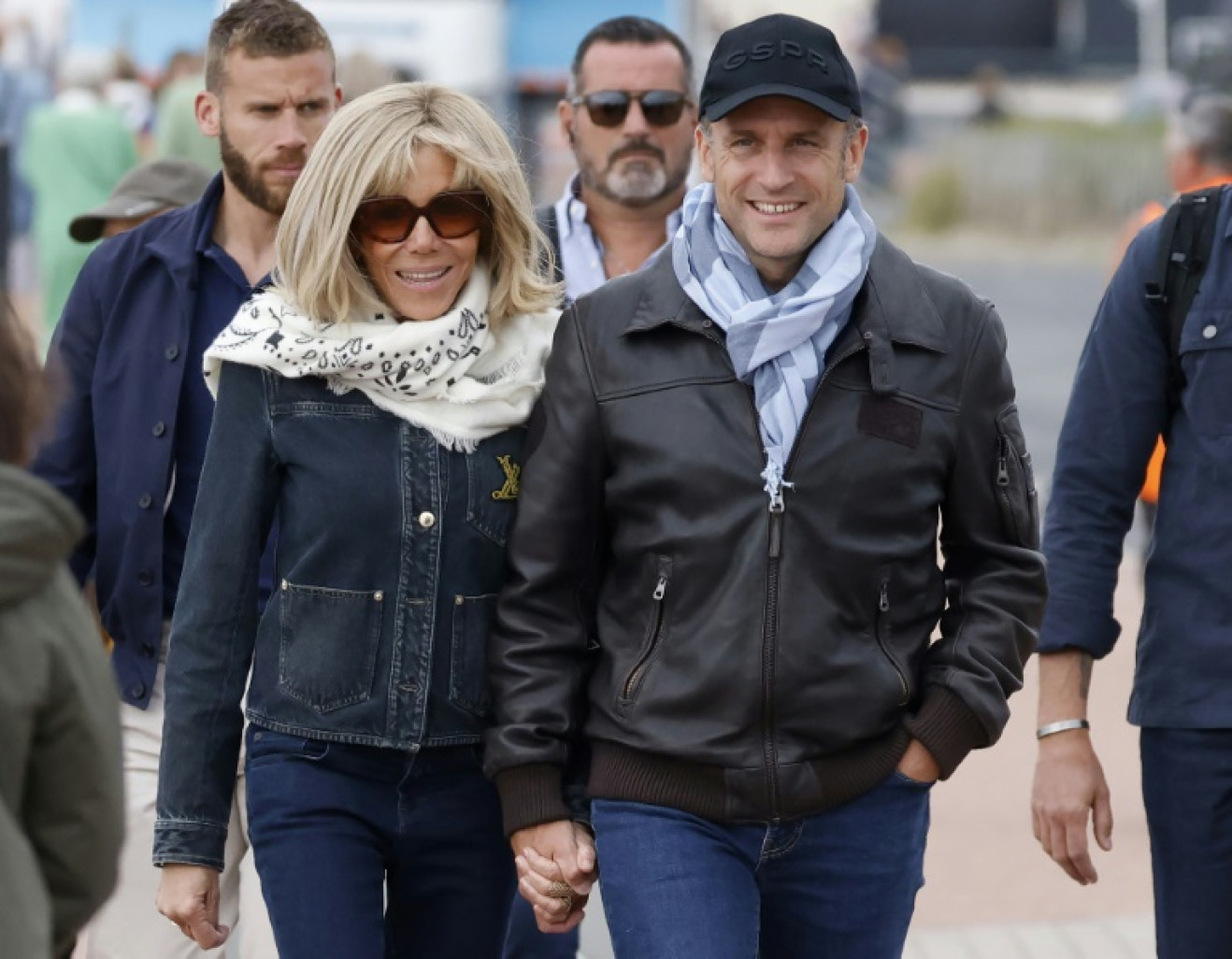 Le président Emmanuel Macron et son épouse Brigitte Macron se promènent le long de la plage au Touquet, le 29 juin 2024 dans le Pas-de-Calais © Ludovic MARIN