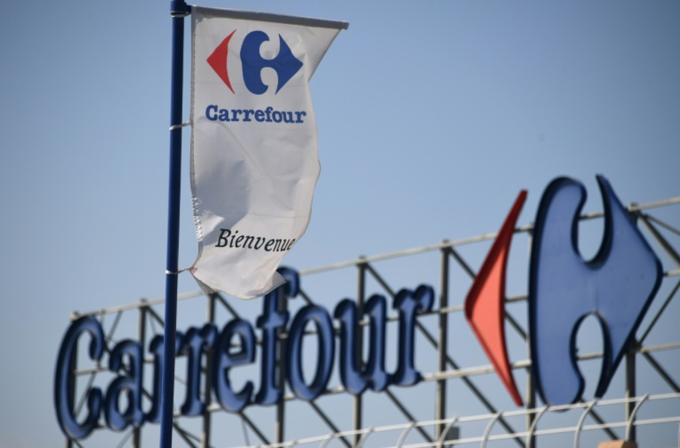 Le géant de la distribution Carrefour a annoncé lundi racheter officiellement au groupe belge Louis Delhaize les magasins Cora qui passeront sous l'enseigne Carrefour ainsi que les magasins Match qui conserveront la leur © Pascal GUYOT