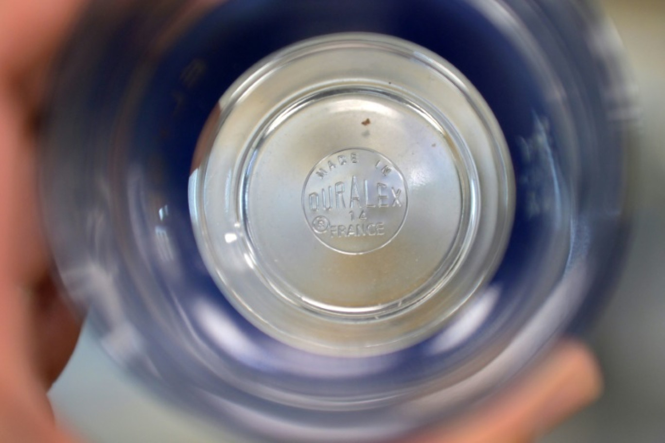 Le logo Duralex au fond d'un verre, à la verrerie de La Chapelle-Saint-Mesmin (Loiret), le 1er juillet 2021 © GUILLAUME SOUVANT