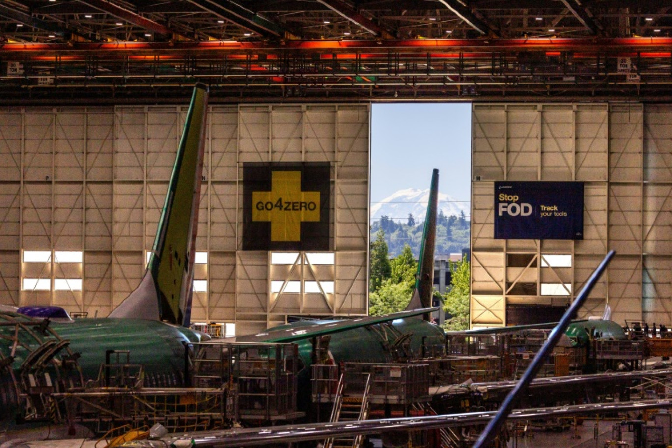 Une usine de Boeing, avec le mont Rainier en arrière-plan, le 25 juin 2024 à Renton (Etat de Washington) © Jennifer Buchanan