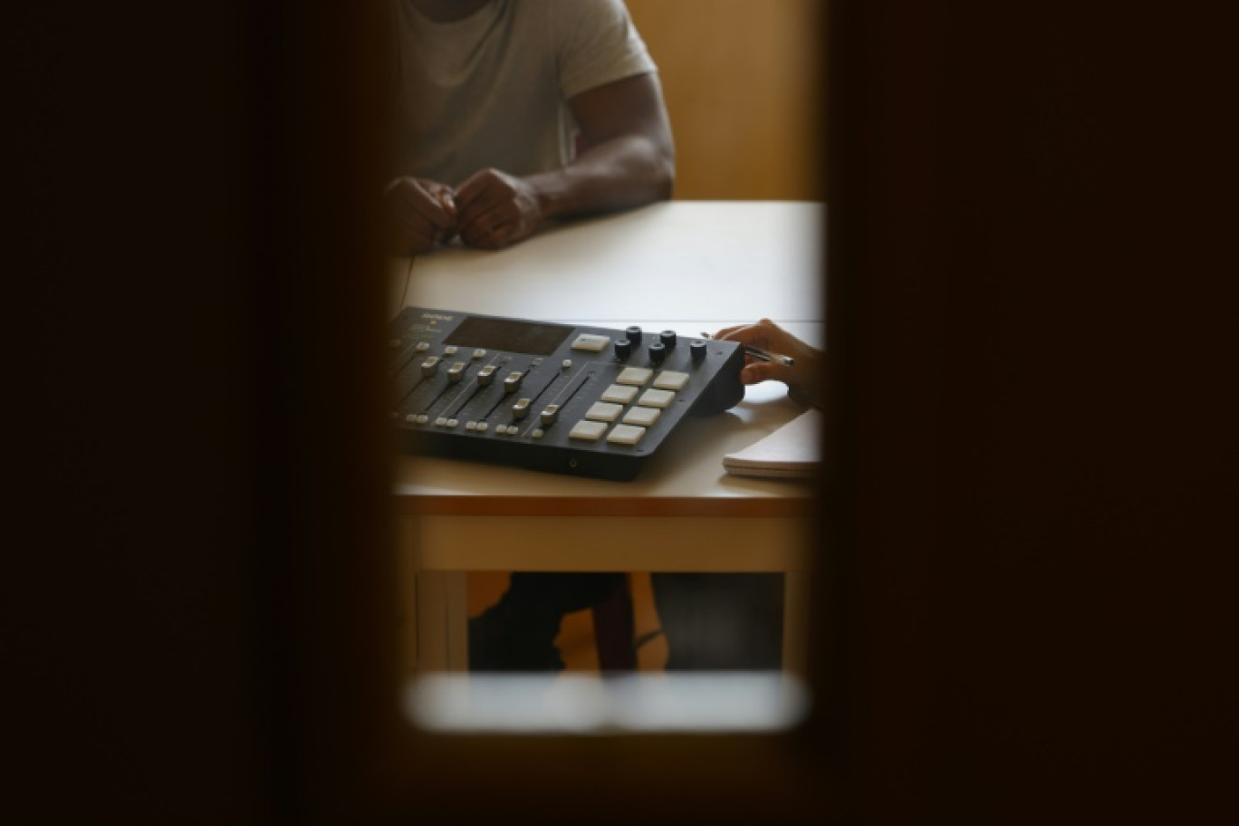 Un prisonnier participe à un atelier radio dans l'Unité des détenus violents de la prison de Fleury-Mérogis, en Essonne, le 21 juin 2023 © Geoffroy Van der Hasselt