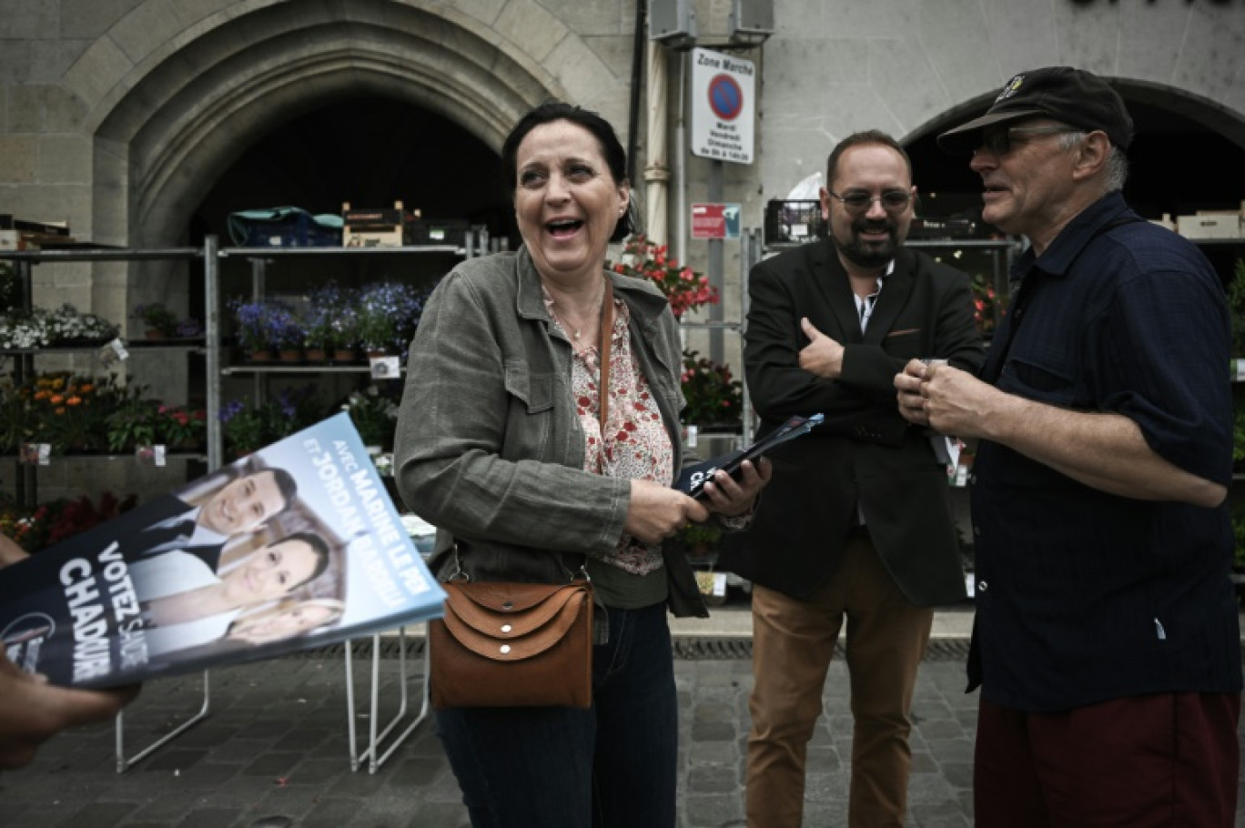 La candidate RN aux législatives, Sandrine Chadourne (c), distribue des tracts sur un marché à Libourne, le 2 juillet 2024 en Gironde © Philippe LOPEZ