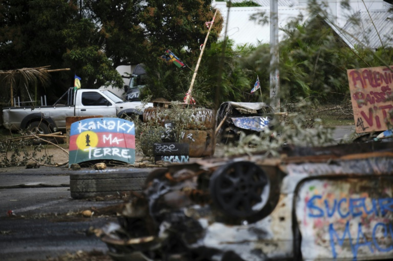 Une pancarte "Kanaky ma terre" sur un barrage routier indépendantiste à Houaïlou, sur la côte Est de la Nouvelle-Calédonie, le 1er juillet 2024 © Theo Rouby