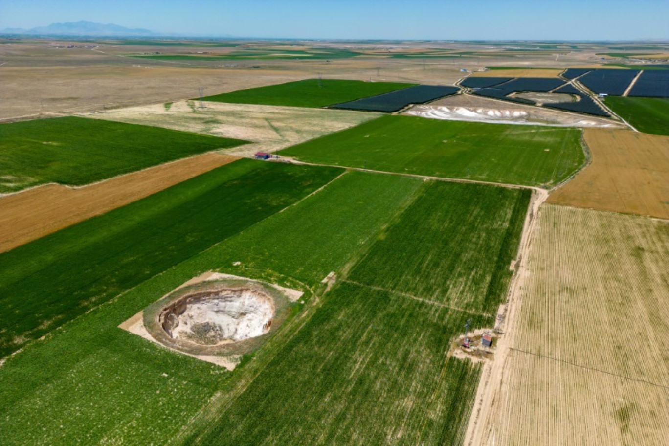 Vue aérienne d'une doline causée par la sécheresse dans un champ à Karapinar en Anatolie centrale, province turque de Konya, le 24 juin 2024. © Yasin AKGUL