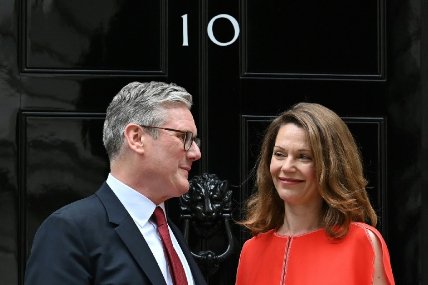 Le nouveau Premier ministre britannique Keir Starmer et son épouse Victoria à leur arrivée à Downing Street le 5 juillet 2024 © JUSTIN TALLIS