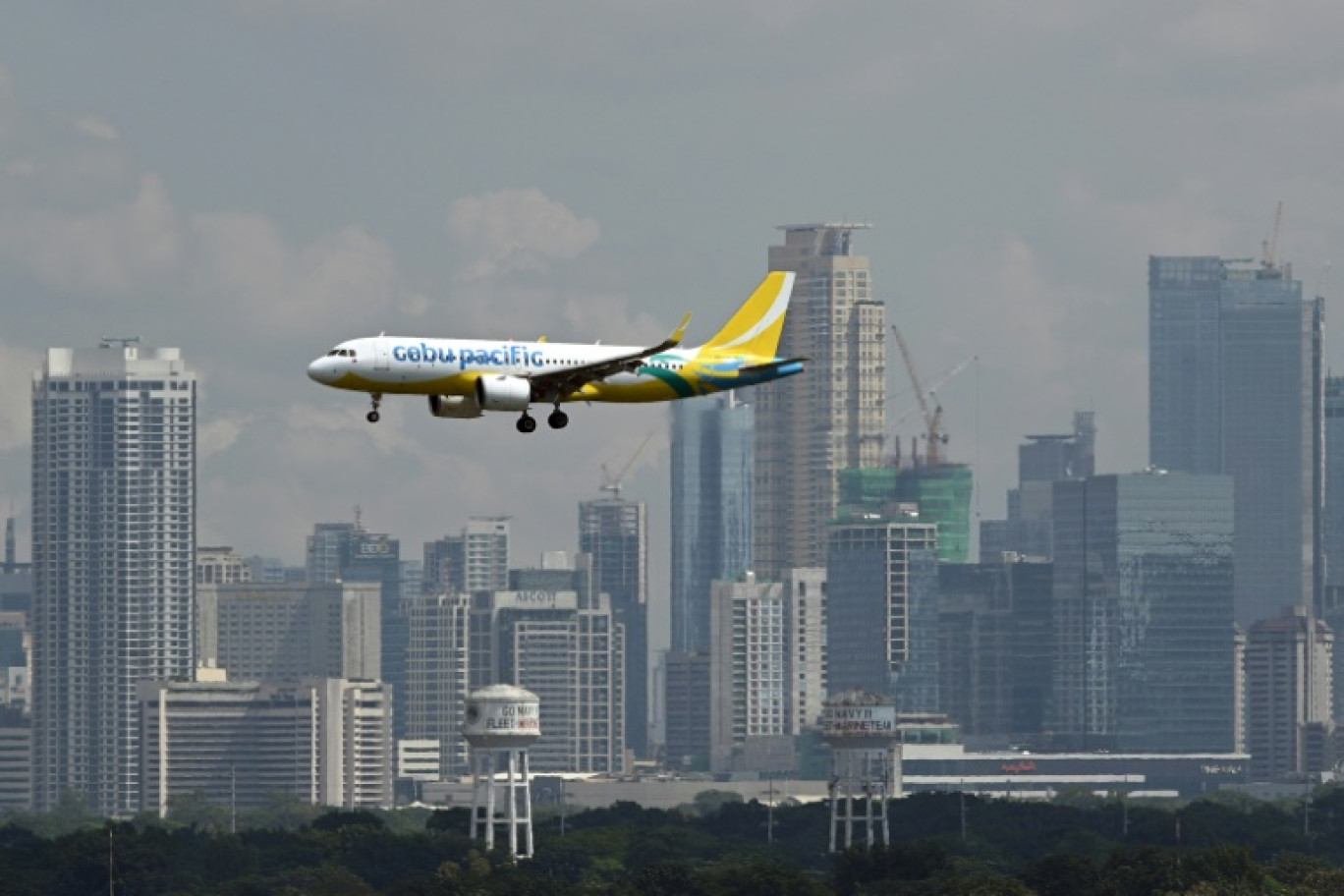 Un Airbus A320 de la compagnie aérienne Cebu Pacific se prépare à atterrir à l'aéroport international Ninoy Aquino de Manille. Photo prise le 19 août 2023 © Ted ALJIBE