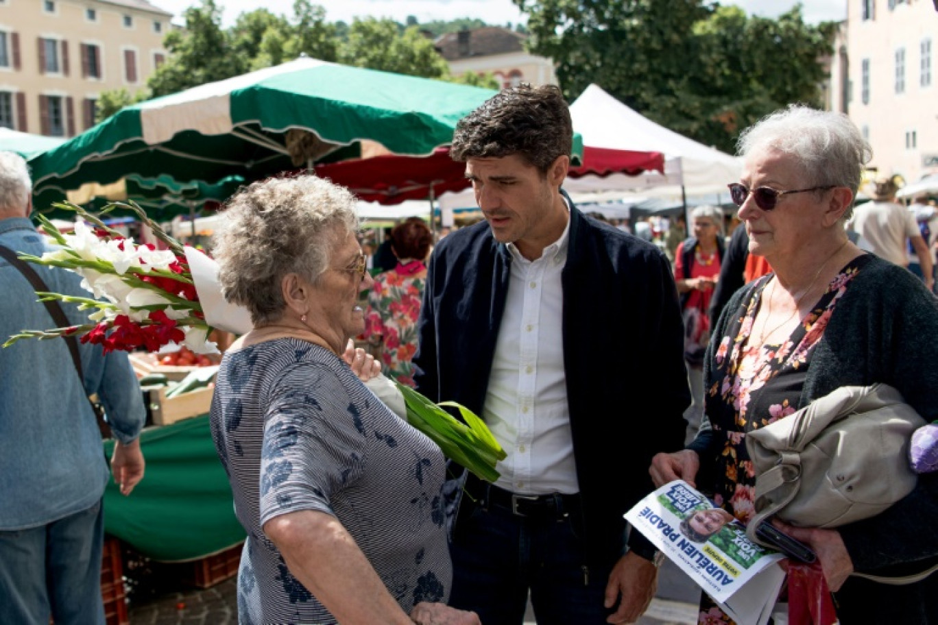 Aurélien Pradié, député sortant et ex-numéro 2 des Républicains (LR), sur le marché de Cahors, le 3 juillet 2024 dans le Lot © Matthieu RONDEL