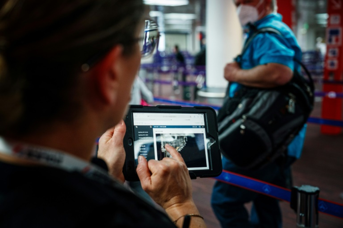 Un officier de police contrôle les mouvements de passagers le 3 juillet 2024 à l'aéroport de Roissy-Charles de Gaulle © Dimitar DILKOFF