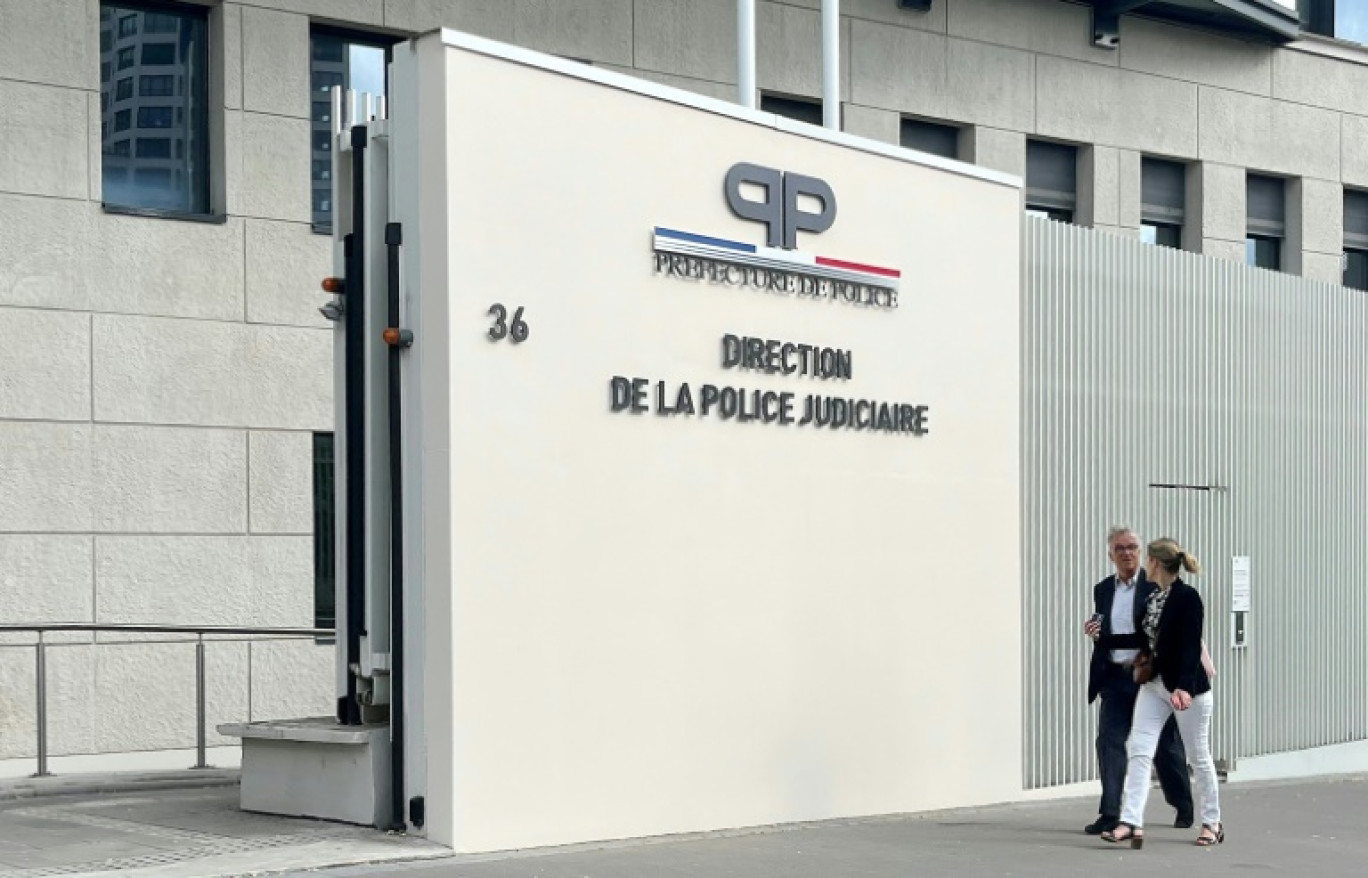 Le cinéaste Benoît Jacquot (g) arrive à la direction de la police judiciaire pour être interrogé sur des accusations d'abus sexuels, le 1er juillet 2024 à Paris © Guillaume DAUDIN