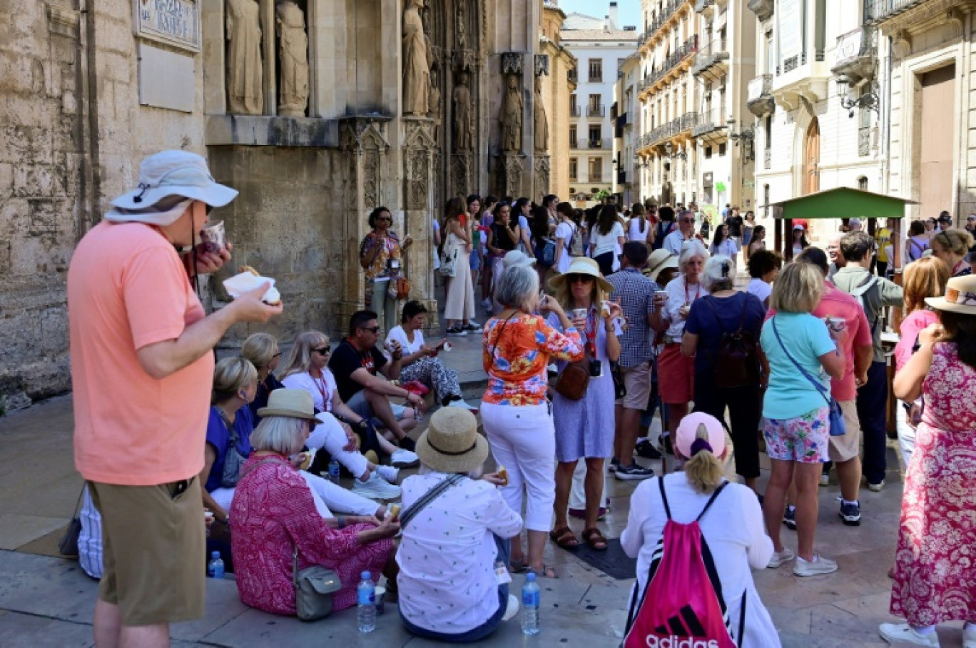 Des touristes dans les rues de Valence, en Espagne, le 5 juillet 2024 © Jose Jordan