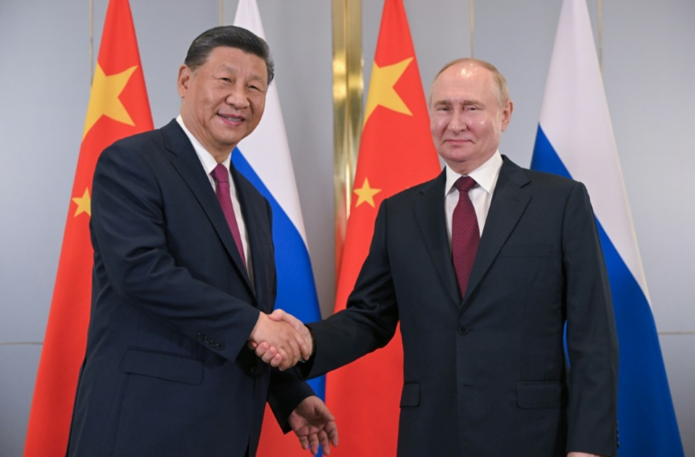 Photo de l'agence de presse russe Sputnik montrant le président russe Vladimir Poutine (à droite) et son homologue chinois Xi Jinping, le 3 juillet 2024 à Astana © Sergei GUNEYEV