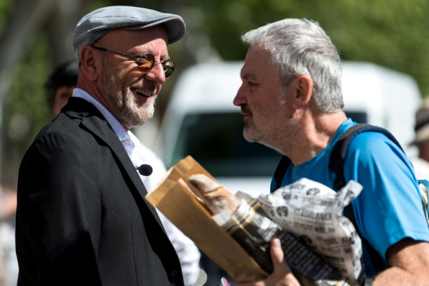 Christophe Bex (G), député sortant et candidat NFP aux législatives, en campagne sur un marché local à Carbonne en Haute-Garonne, le 4 juillet 2024 © Matthieu RONDEL