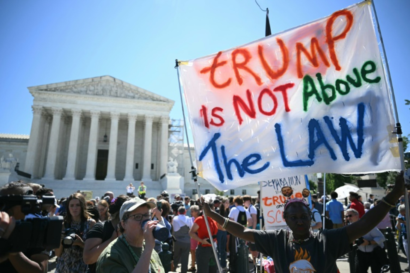 Des pancartes anti-Trump pendant une manifestation devant la Cour suprême des États-Unis, le 1er juillet 2024 à Washington © Drew ANGERER