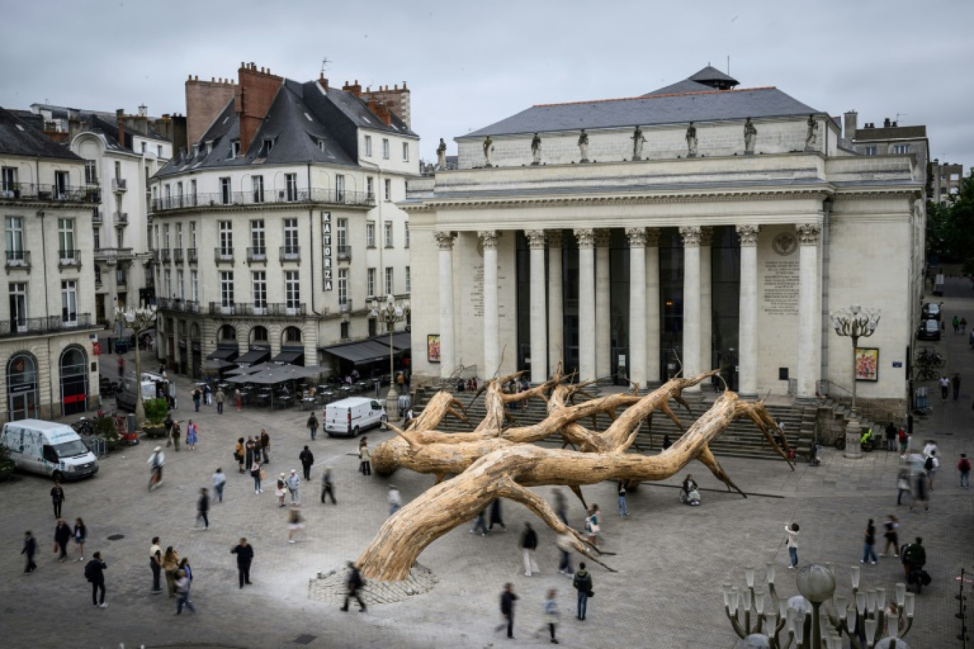 L'œuvre "le Rêve de Fitzcarraldo" de l'artiste brésilien Henrique Oliveira, devant l'Opéra de Nantes, dans le centre-ville de Nantes, dans le cadre du festival d'art "Voyage à Nantes" (VAN), le 3 juillet 2024 en Loire-Atlantique © Loic VENANCE