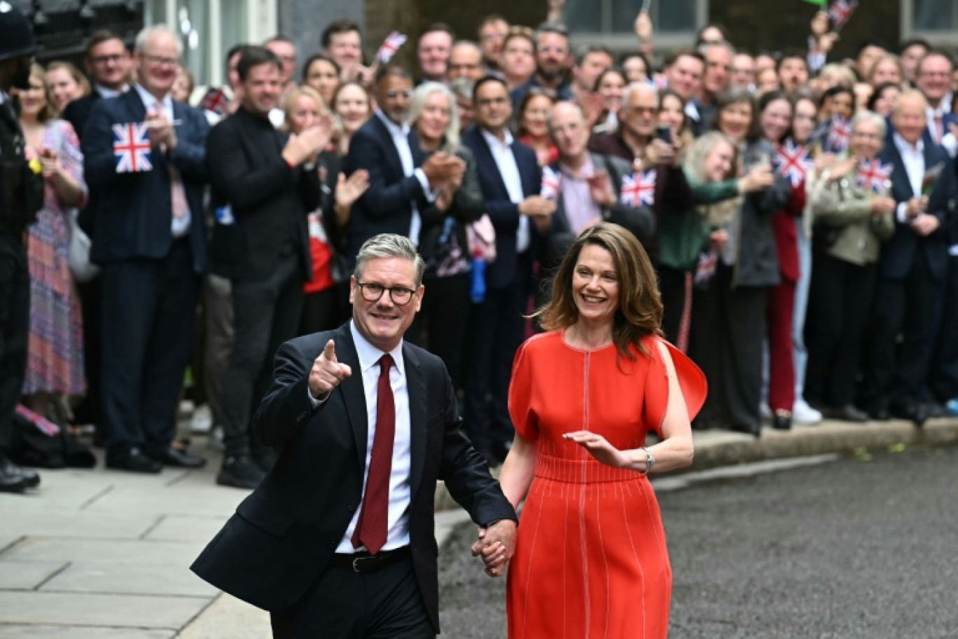 Le nouveau Premier ministre britannique Keir Starmer et son épouse Victoria arrivent à Downing Street, le 5 juillet 2024 à Londres © Paul ELLIS