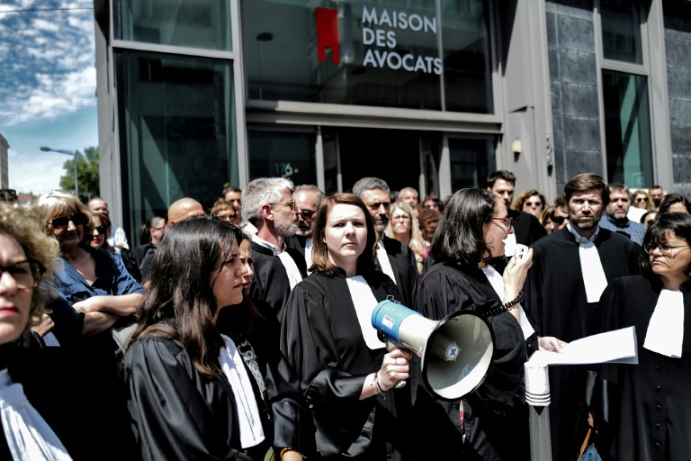 Des avocats manifestent pour dénoncer l'appel d'un site d'ultradroite à "éliminer" des avocats signataires d'une tribune contre le Rassemblement national, le 5 juillet 2024 à Lyon © OLIVIER CHASSIGNOLE