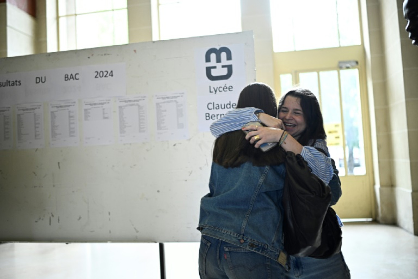 Des lycéennes réagissent après avoir consultés les résultats du baccalauréat au lycée Claude-Bernard à Paris, le 8 juillet 2024 © JULIEN DE ROSA