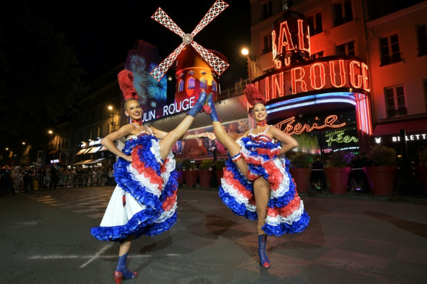 Des danseuses devant le cabaret du Moulin Rouge lors de l'inauguration de ses nouvelles ailes, le 5 juillet 2024 à Paris © Bertrand GUAY