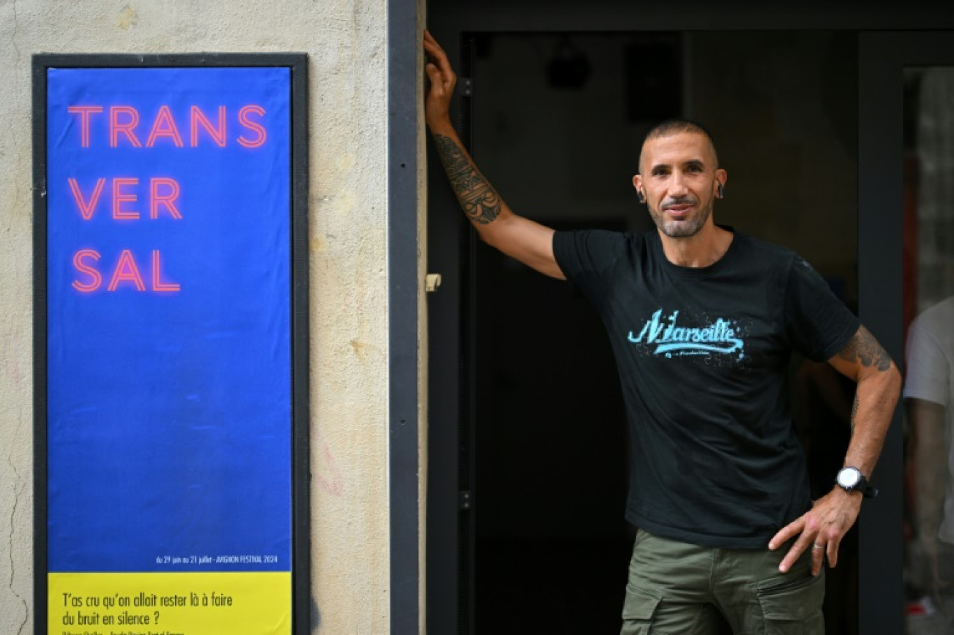 L'artiste français Redwane Rajel pose pour une séance photo lors du 78e Festival d'Avignon, le 29 juin 2024 © Nicolas TUCAT