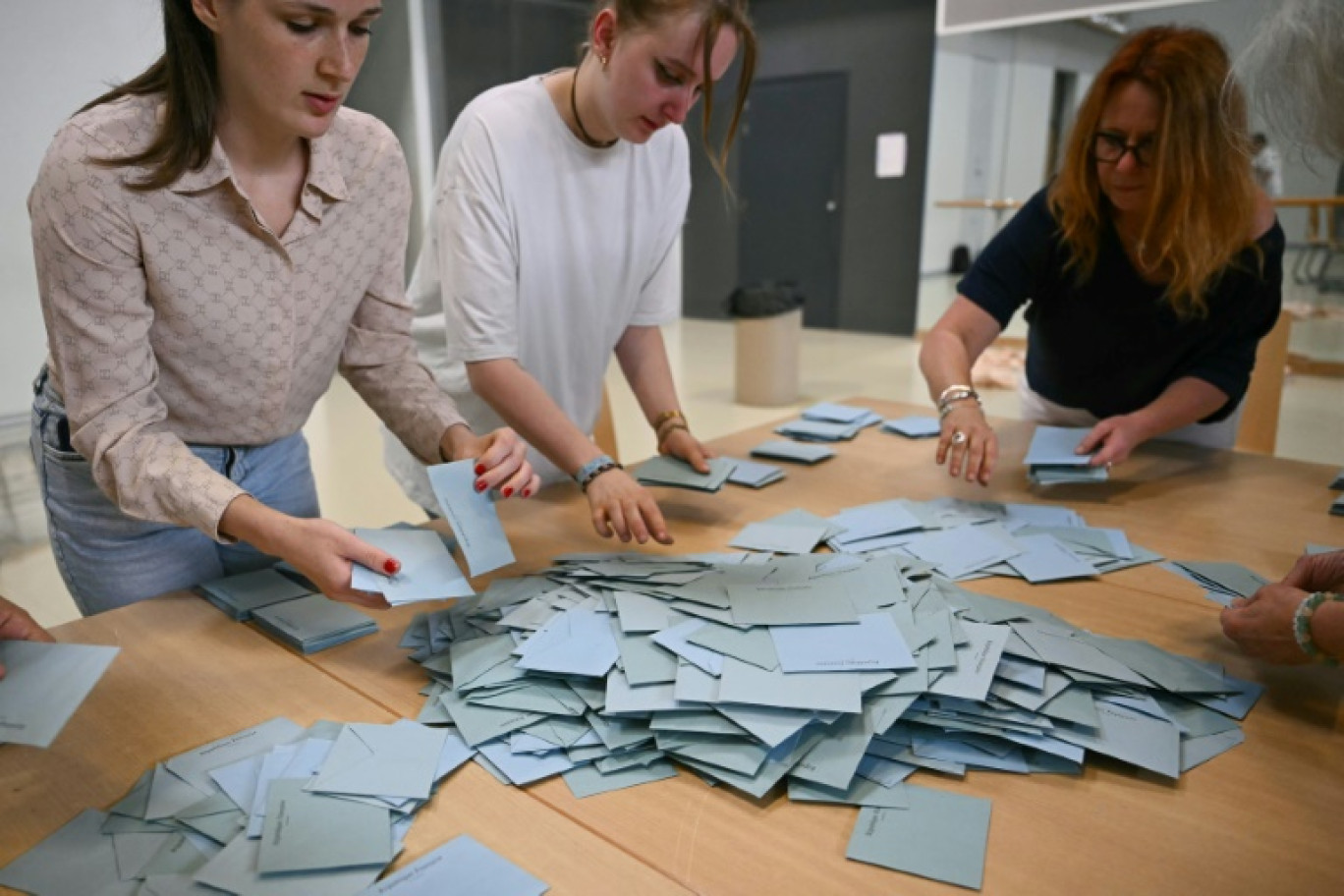 Des sympathisants de La France Insoumise (LFI) réagissent à l'annonce des premières estimations du second tour des législatives, le 7 juillet 2024 à Paris © Sameer Al-Doumy