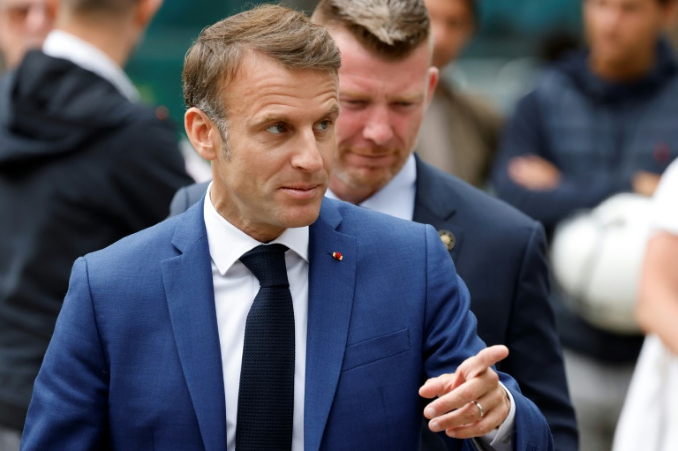 Le président Emmanuel Macron quitte le bureau de vote du Touquet après avoir voté au 1er tour des législatives, le 30 juin 2024 dans le Pas-de-Calais © Ludovic MARIN