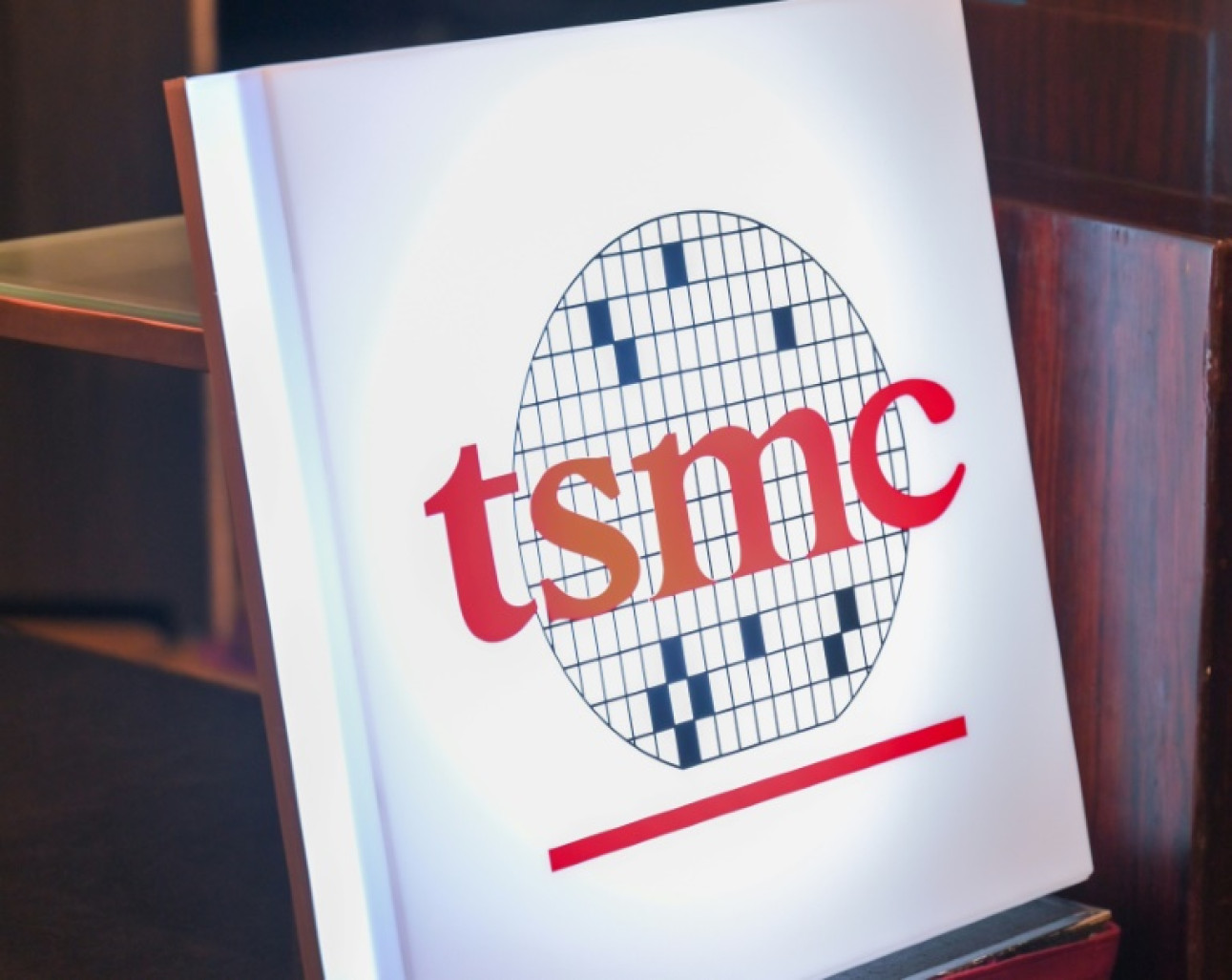 L'apparition du fabricant de microprocesseurs Taiwan Semiconductor Manufacturing Company (TSMC) au sein du club très restreint des méga-capitalisations boursières est une preuve de plus de la domination du secteur des semi-conducteurs, qui sont au coeur de la révolution de l'intelligence artificielle (IA) générative © Sam Yeh