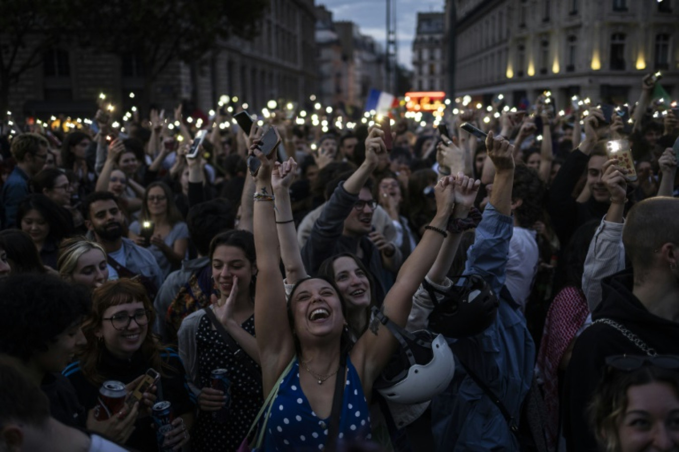 Une foule célèbre l'arrivée en tête surprise du Nouveau Front Populaire au second tour des élections législatives, le 7 juillet 2024 place de la République à Paris 


People celebrate during an election night rally following the first results of the second round of France's legislative election at Republique Square in Paris on July 7, 2024. A broad left-wing coalition was leading a tight French legislative election, ahead of both President's centrists and the far right with no group winning an absolute majority, projections showed. © Olympia DE MAISMONT