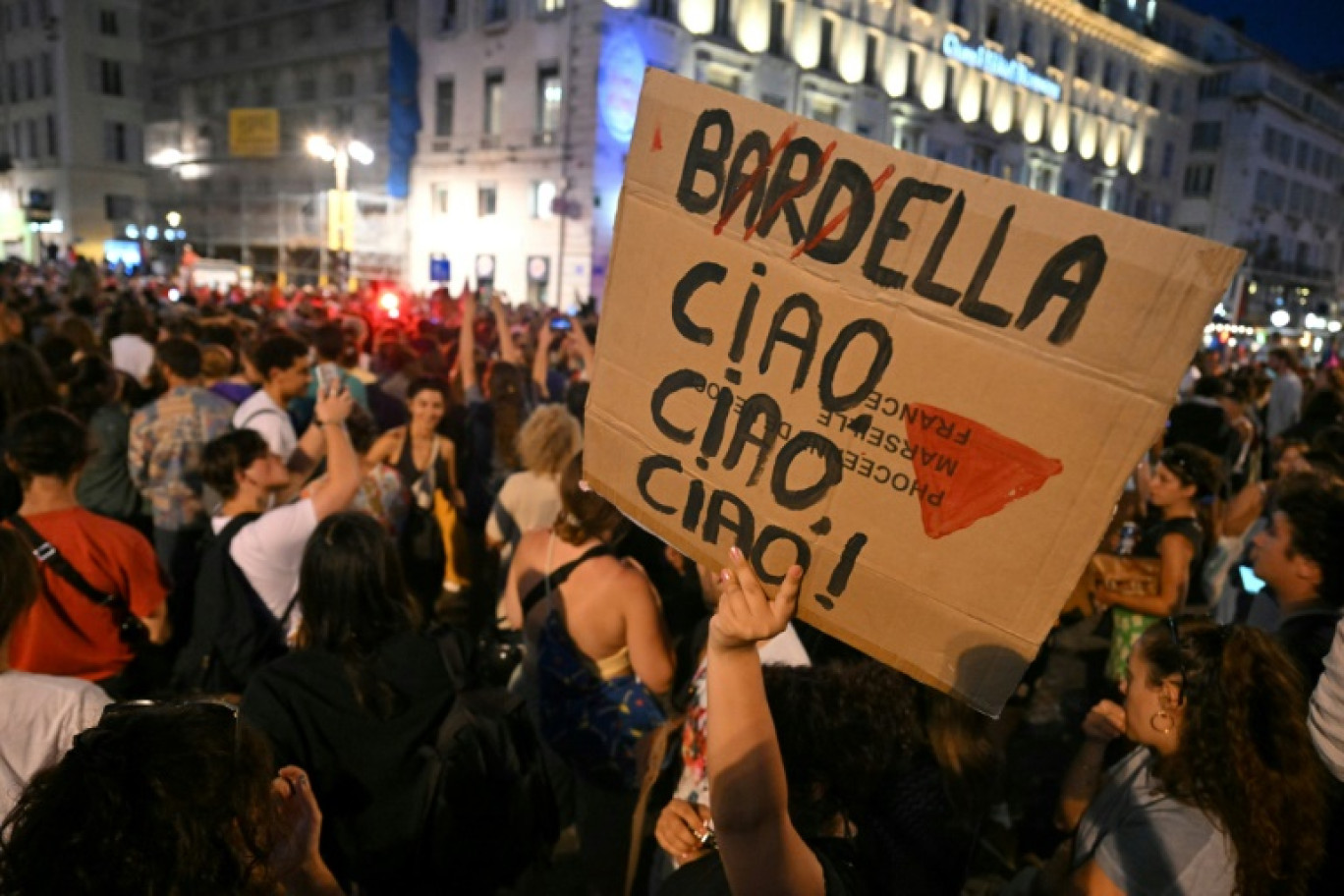 Des milliers de personnes défilent dans le centre de Marseille pour célébrer le score moins élevé que prévu par les sondages de l'extrême droite, le 8 juillet 2024 © NICOLAS TUCAT