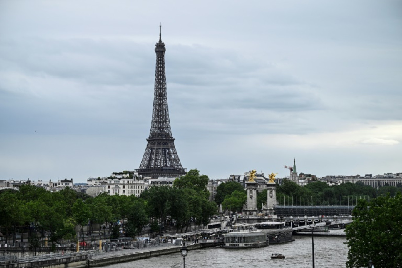 A Paris, les guides touristiques font grise mine, la clientèle habituelle fuyant les Jeux olympiques, dans un contexte perturbé également par les élections et la météo morose © JULIEN DE ROSA