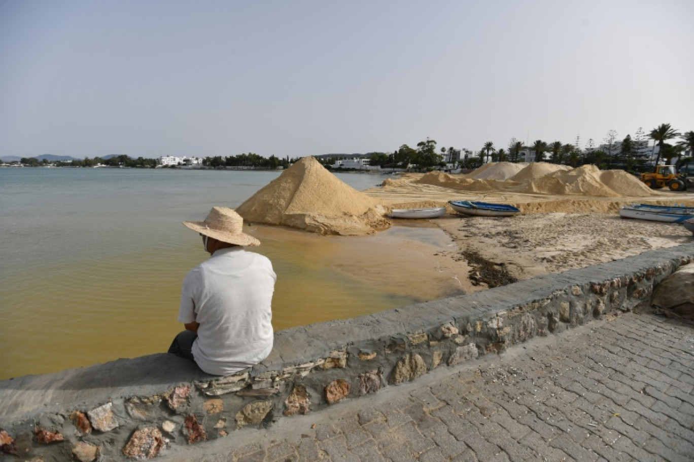 Des monticules de sable destinés à regarnir la plage du centre ville de Hammamet,  au sud-est de Tunis, victime de l'érosion côtière, le 28 juin 2024 © FETHI BELAID