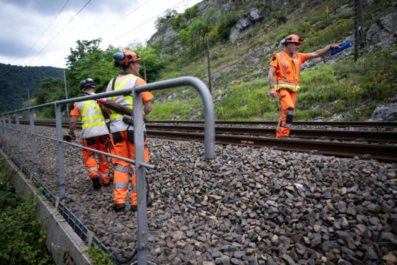 Des employés de la SNCF contrôlent la sécurité d'une voie ferrée à Deluz, le 2 juillet 2024 dans le Doubs © SEBASTIEN BOZON