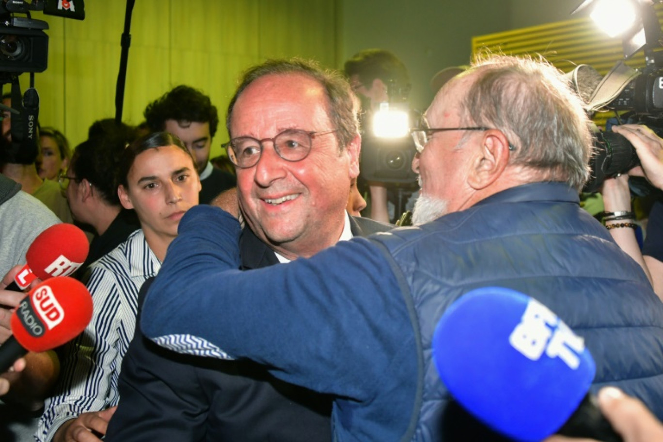 L'ancien président et député socialiste nouvellement élu François Hollande, félicité lors d'une soirée électorale après les premiers résultats du second tour des élections législatives à Tulle, le 7 juillet 2024 © Pascal LACHENAUD