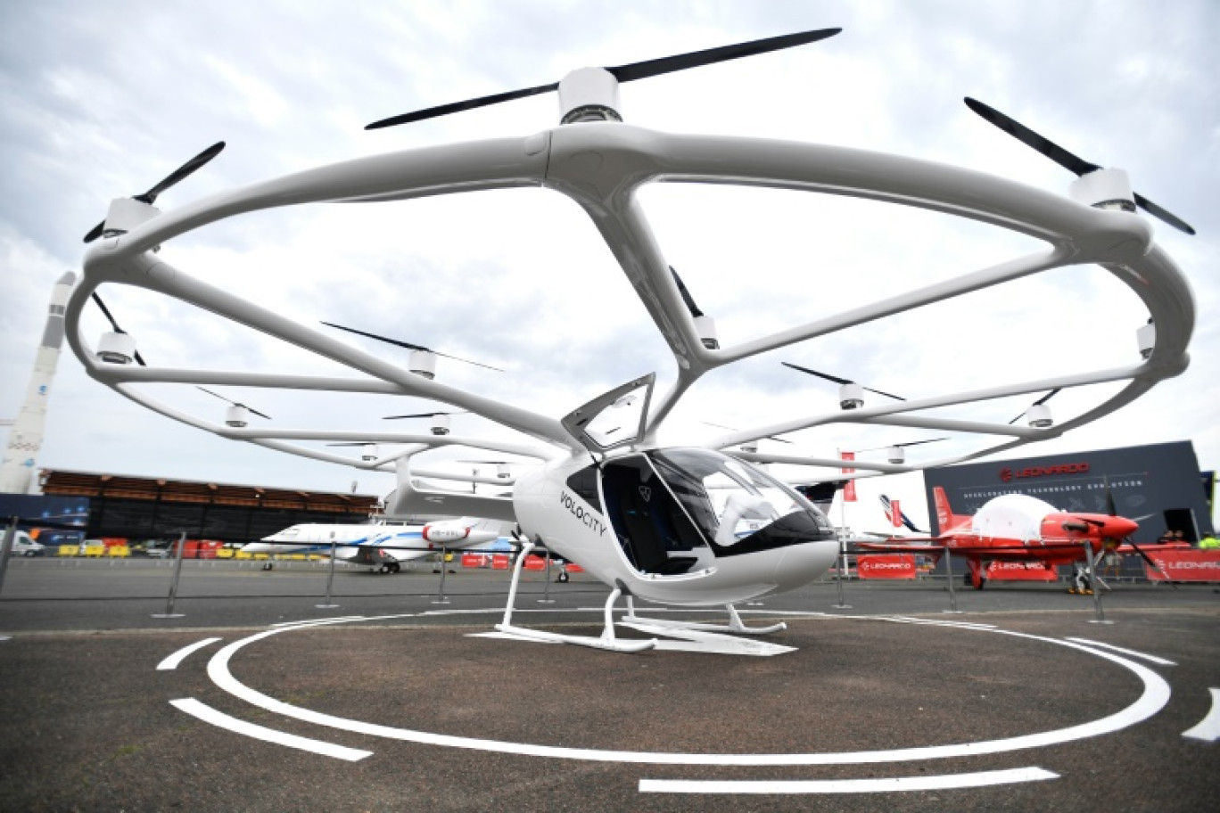 Un taxi aérien "Volocity" exposé lors du Salon international de l'aéronautique et de l'espace à l'aéroport de Paris-Le Bourget, le 18 juin 2023 © JULIEN DE ROSA